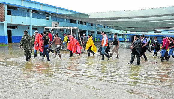 Lluvia torrencial destruye viviendas e inunda más de mil familias en Tumbes