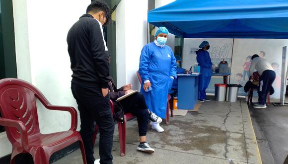 Personal de Essalud y el Minsa han instalado puntos de vacunación en diversos sectores de la ciudad de Tacna y centros de salud, pero son pocas las personas que llegan a inmunizarse. (Foto: Adrian Apaza)