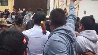 Arrojan botellas, zapatos y otros objetos a alcalde de Perú Libre reclamándole por agua potable (VIDEO)
