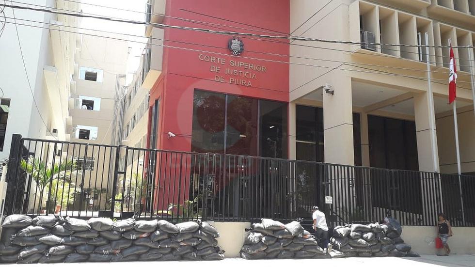 Colocan muros en locales del centro histórico por temor a un nuevo desborde del río (FOTOS)