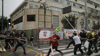 Simpatizantes de Fuerza Popular y Perú Libre se enfrentan en exteriores del JNE (FOTOS)