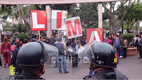 Miraflores: PNP arroja bombas lagrimógenas para dispersar a docentes huelguistas (VIDEO)