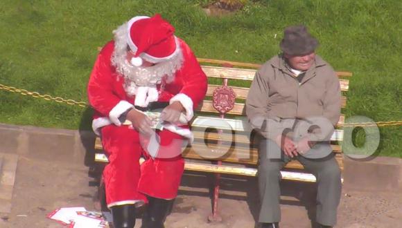 Papá Noel borracho se duerme en plena plaza 
