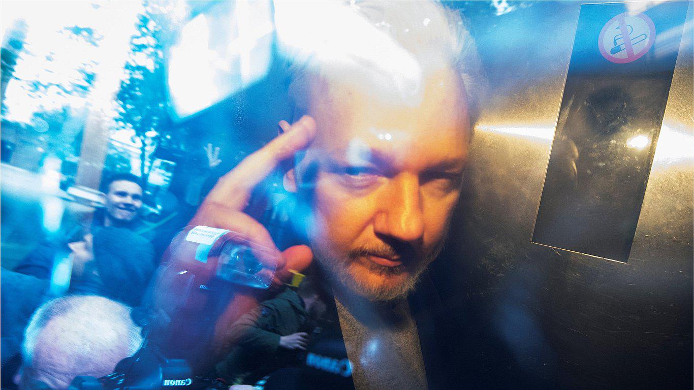 Julian Assange es condenado a 50 semanas de prisión en Reino Unido (VIDEO)