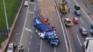 Cierran carril de la Vía Evitamiento tras volcadura de tráiler