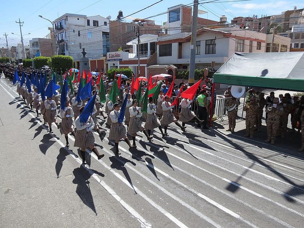 Civismo y marcialidad en desfile por el 477° aniversario de Moquegua
