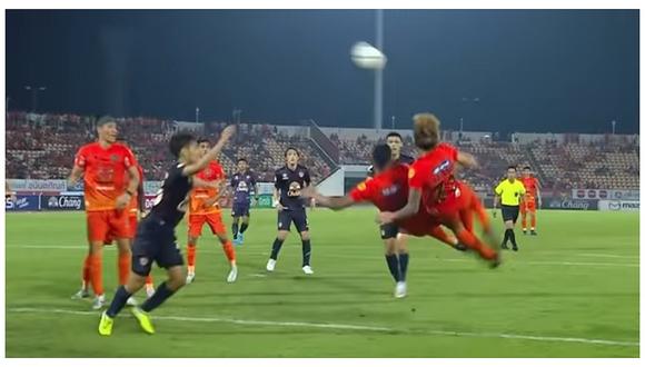 ​Increíble doble 'chalaca' termina en un golazo a lo Súper Campeones (VIDEO)