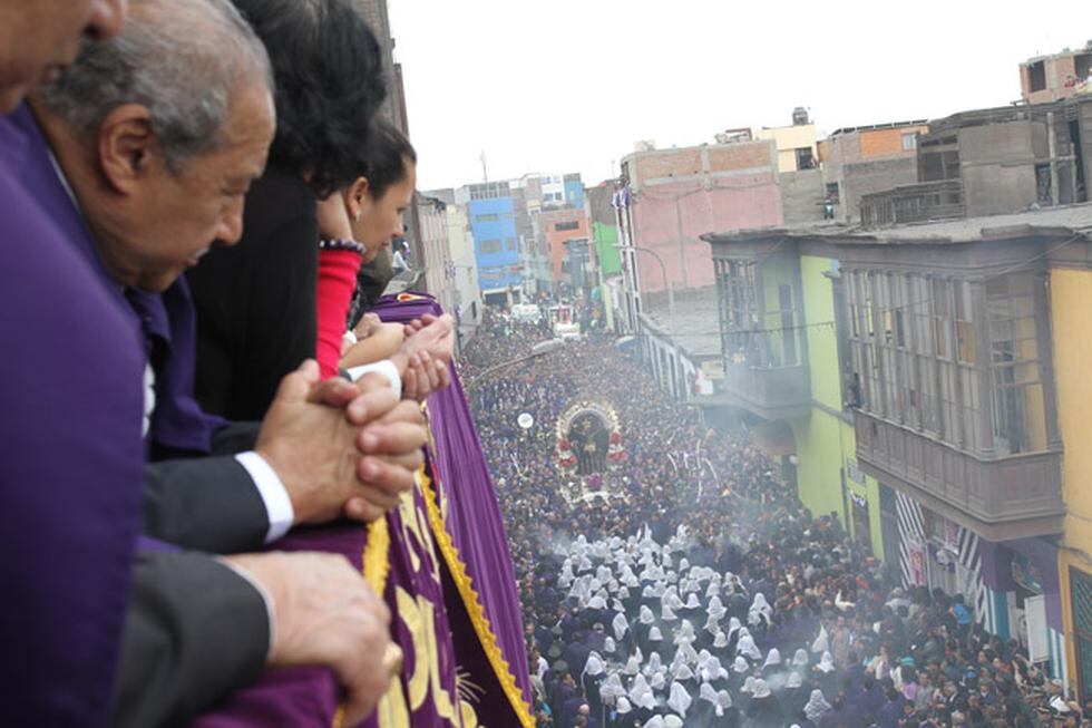 FOTOS: Fieles siguieron el recorrido del Señor de los Milagros