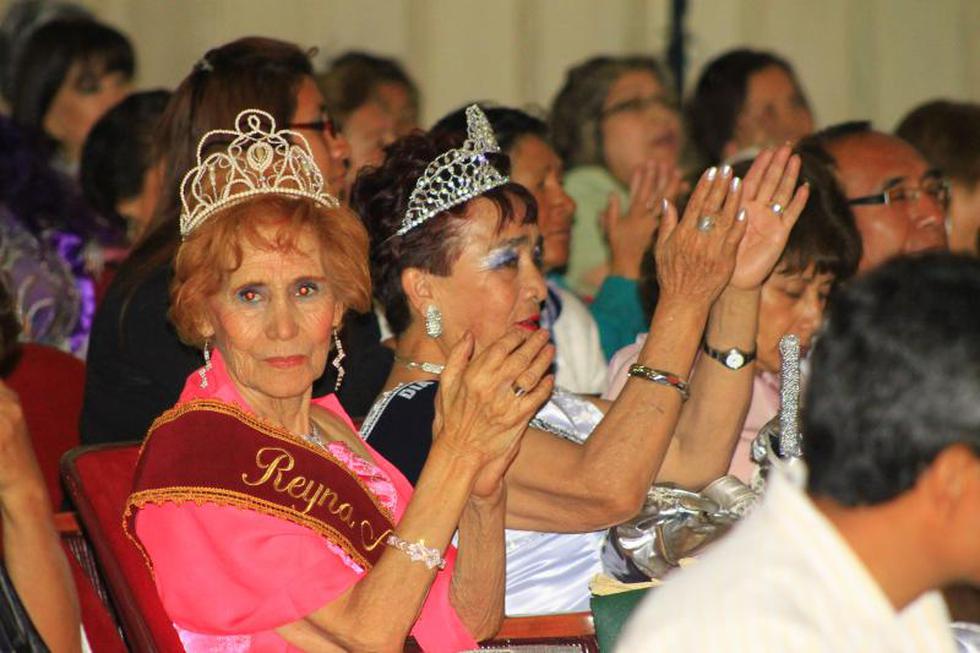 Entre cantos y danzas se festejó Día Internacional del Adulto Mayor