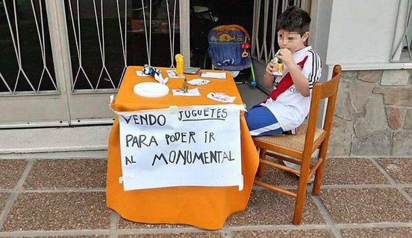 River Plate vs. Boca Juniors: Niño vende sus juguetes para ir a la final de la Copa Libertadores