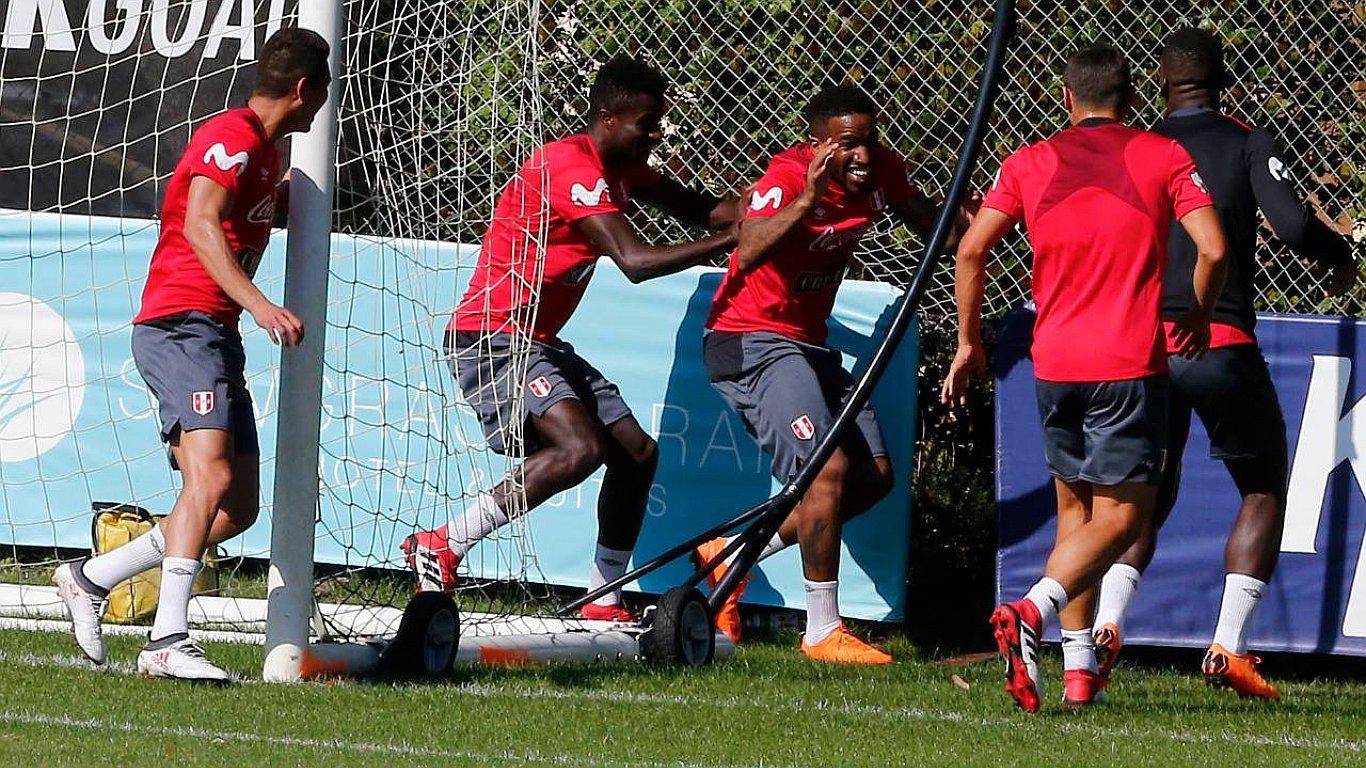 Jefferson Farfán fue "apanado" por sus compañeros durante entrenamientos de la selección (FOTOS)