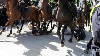 Policía montada sueca atropella a manifestantes anti-nazis (VIDEO)