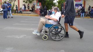Personas de la tercera edad y con discapacidad acuden a votar y dan ejemplo de civismo (FOTOS)