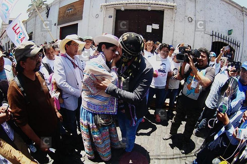 Electo gobernador regional cumple promesa de subir al volcán Misti con siete llamas (FOTOS)