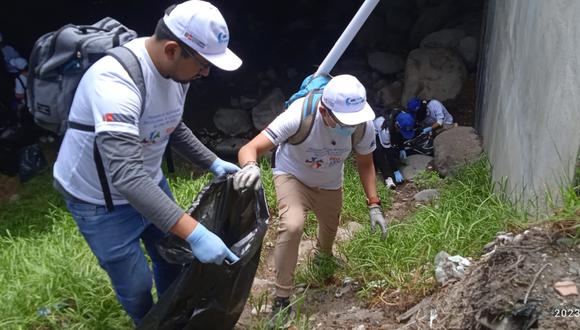 Voluntarios de universidades limpiaron la ribera del río. (Foto: GEC)