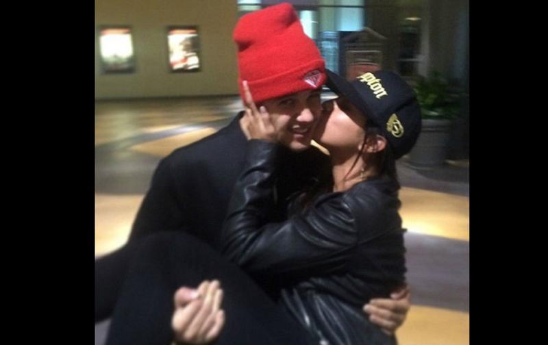 Justin Bieber publica en Instagram foto de Selena Gómez dándole un beso