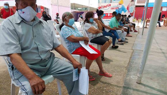 Adultos mayores reciben tercera dosis de vacuna contra el virus en Chincha