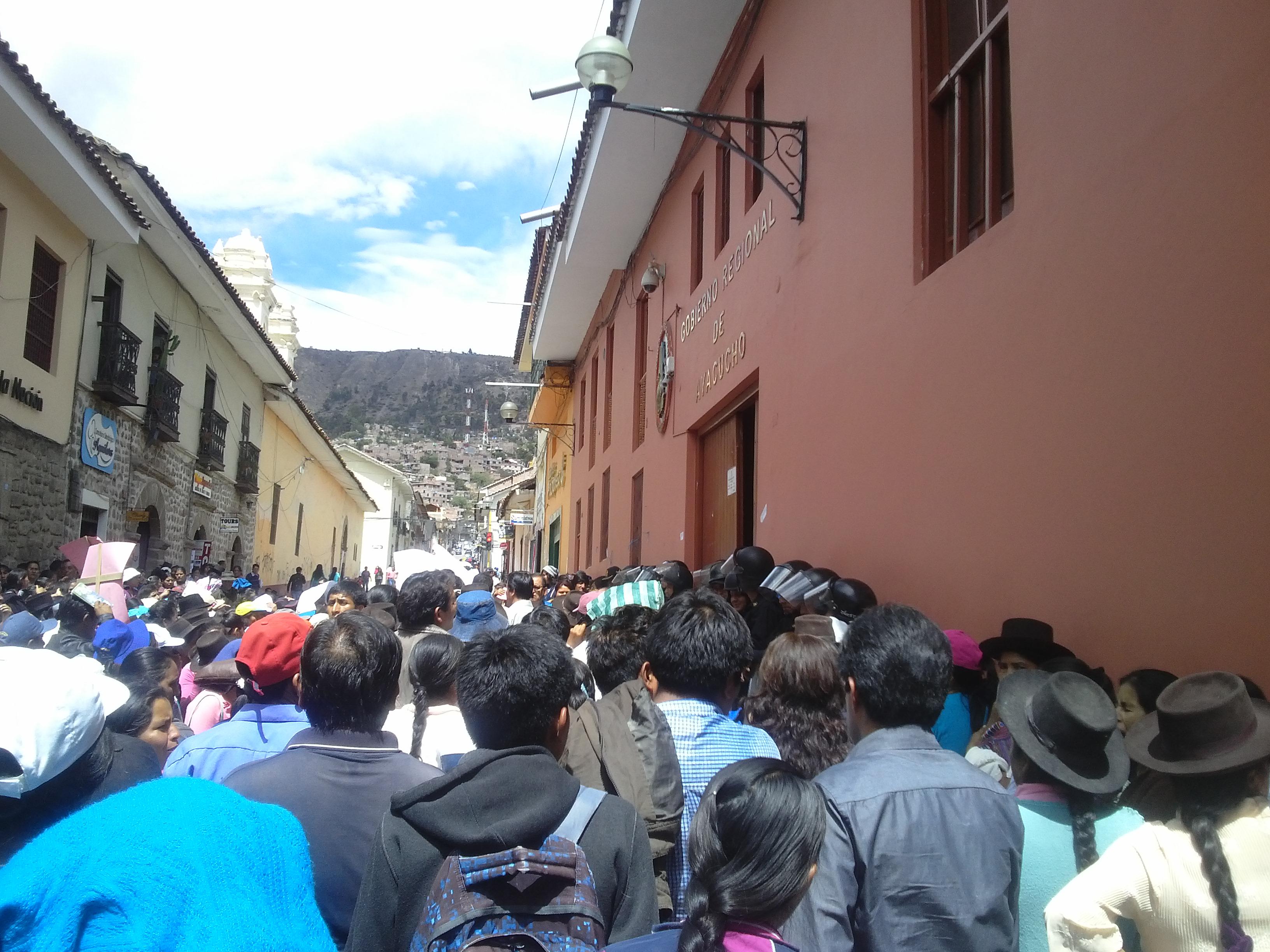 Padres exigen entrega de colegios emblemáticos