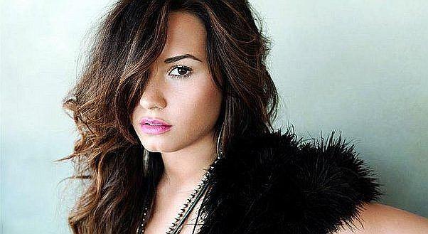 Demi Lovato deslumbra a fans con impactante disfraz de policía sexy (FOTOS)