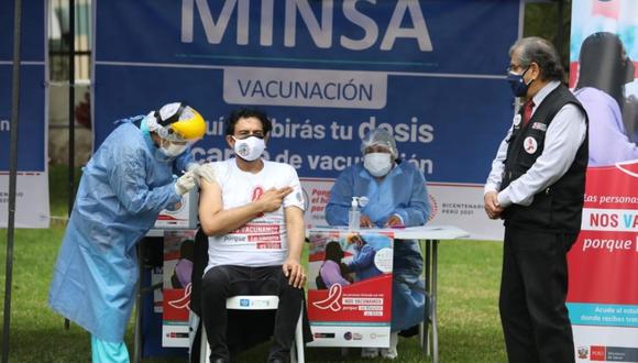 Ernesto Pimentel recibió la vacuna contra la COVID-19. (Fotos Britanie Arroyo / @photo.gec)