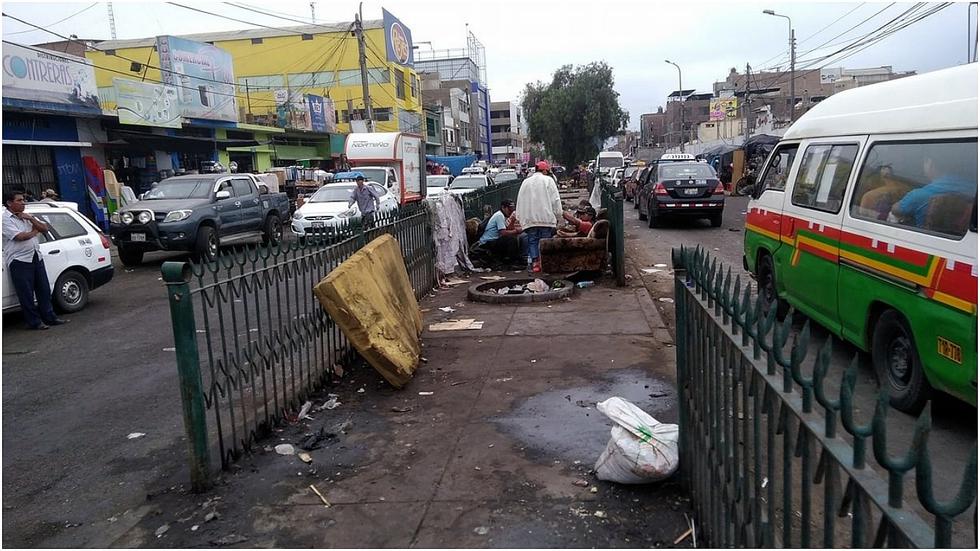 Recicladores tomaron berma y la convirtieron en su sala  (FOTOS) 