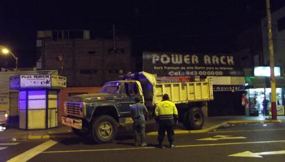 Chimbote: Chofer estaciona volquete en vereda del casco urbano