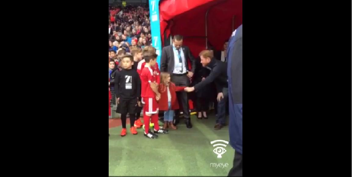Mira el tierno saludo entre Harper Beckham y el Príncipe Harry (VIDEO)