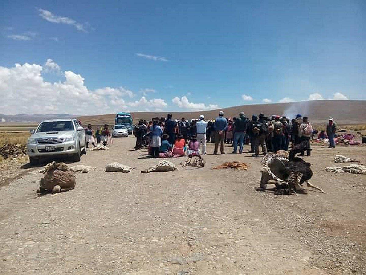 Pobladores del sur bloquean carreteras como medida de lucha