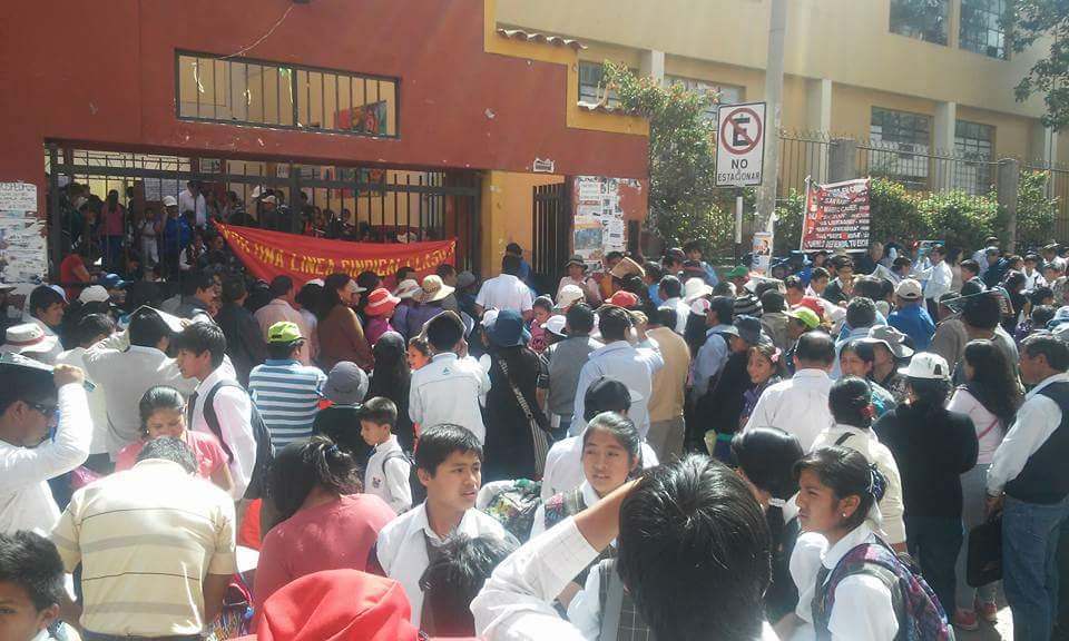 Docentes hacen plantón en exteriores de colegios y no permiten ingreso de estudiantes