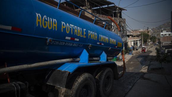Un camión cisterna llega para vender agua potable a los vecinos de Pamplona Alta, en la periferia sur de Lima, tomada el 22 de marzo de 2022, en el Día Mundial del Agua. (Foto de Ernesto BENAVIDES / AFP)