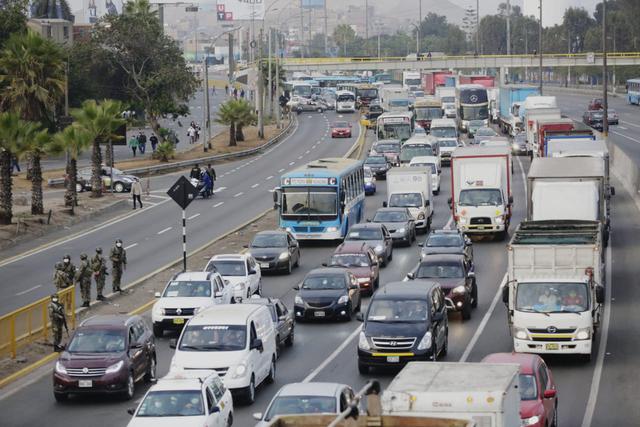 Esta mañana se reportó más tráfico vehicular. (Foto: César Grados)