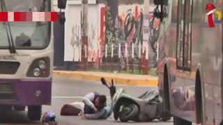SJL: Motociclista salvó de morir tras impactar contra bus del Corredor Morado (VIDEO)