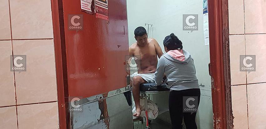 Obrero salva de morir al ser arrastrado por taxista 