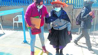 Huancayo: Mujer de 93 años que nunca tuvo DNI recibe su vacuna bajo constatación policial (VIDEO)