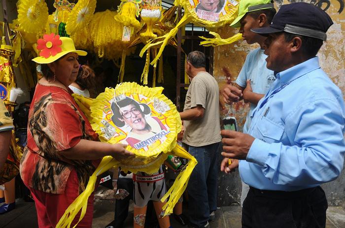 Muñecos de Año Nuevo con cara de Villarán desaparecen