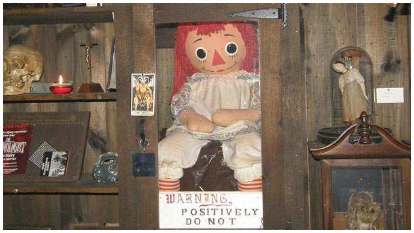 Los 7 objetos más terroríficos del museo de 'El Conjuro 2' en YouTube (VIDEO)