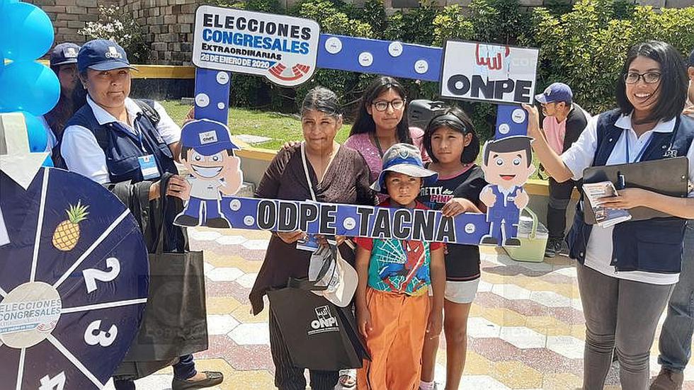 Superhéroes capacitan a electores en Tacna