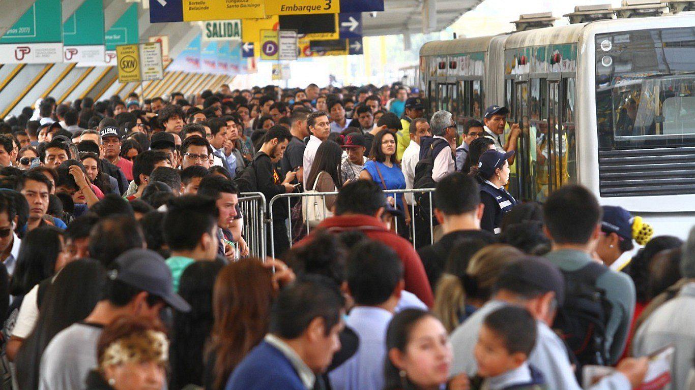 Metropolitano: Pasajeros se relajan con música clásica en la estación Naranjal (VIDEO)