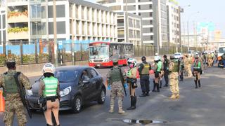 Fuerzas Armadas y Policía Nacional sobrevuelan la capital y realizan operativo conjunto en las calles (FOTOS)