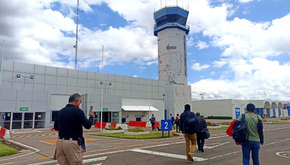 Latam Airlines informó que personal de la DGAC realizó una inspección a la pista de aterrizaje del aeropuerto de Juliaca y dispuso su cierre temporal al “no haberse constatado aún las condiciones óptimas para el desarrollo seguro de las operaciones aeronáuticas". (Foto: MTC)