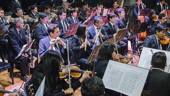 Músicos con instrumentos de cuerda rindieron homenaje al Perú con seleccionado repertorio. (Foto: Correo)