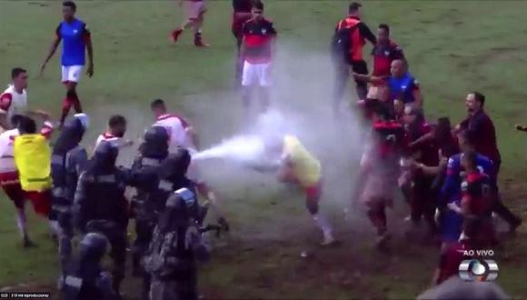 Brasil: Policía frena batalla campal entre futbolistas con gases lacrimógenos (VIDEO)