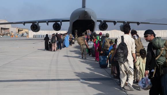 Imagen muestra un avión cargando pasajeros en Kabul. (Donald R. ALLEN / US AIR FORCE / AFP).