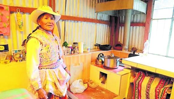 Valeriana tiene 73 años y es una gran emprendedora. Ha logrado criar abejas y  extraer el preciado néctar a pesar de su edad y  condiciones. (Foto: Difusión)