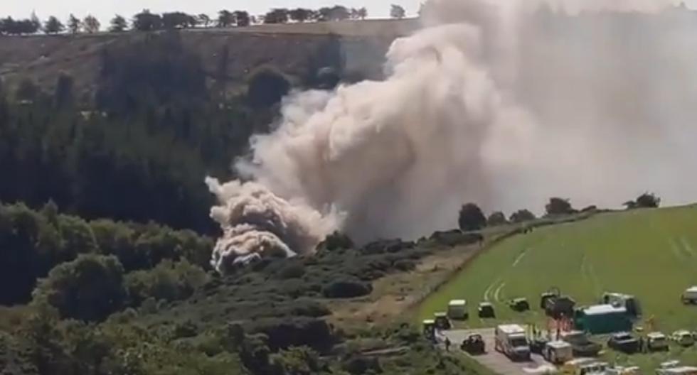 Según imágenes de medios locales, se desprendían columnas de humo del lugar del accidente, en una zona montañosa, donde llegaron varios vehículos de rescate y un helicóptero. (Captura de video/The Scottish Sun).