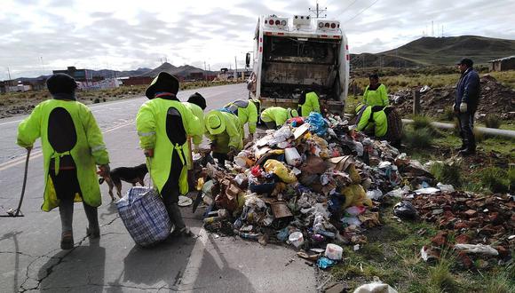 Recogen gran cantidad de basura acumulada en las periferias de Ayaviri