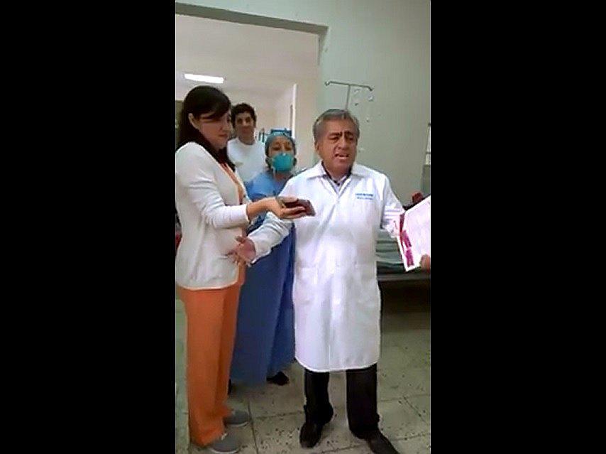 Chiclayo: Médico geriatra le canta a sus pacientes para ayudarlos a sanar (VIDEO)