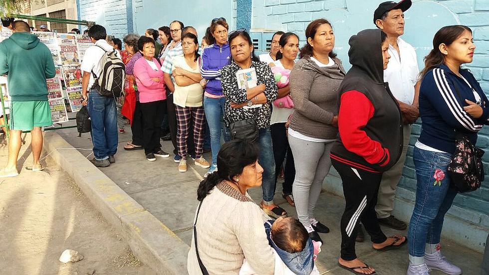 Gestantes, niños y ancianos hacen largas colas por una cita en EsSalud (VIDEOS)