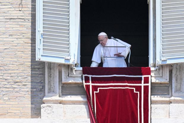 El Papa Francisco baja de la plataforma en la que se encuentra junto a la ventana del palacio apostólico, al final de la oración semanal del Ángelus el 19 de junio de 2022 en el Vaticano. (Foto de Tiziana FABI / AFP)
