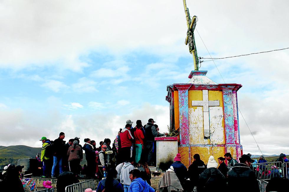 Cientos cargaron sus “pecados” hasta la cima del cerro Azoguini en Puno